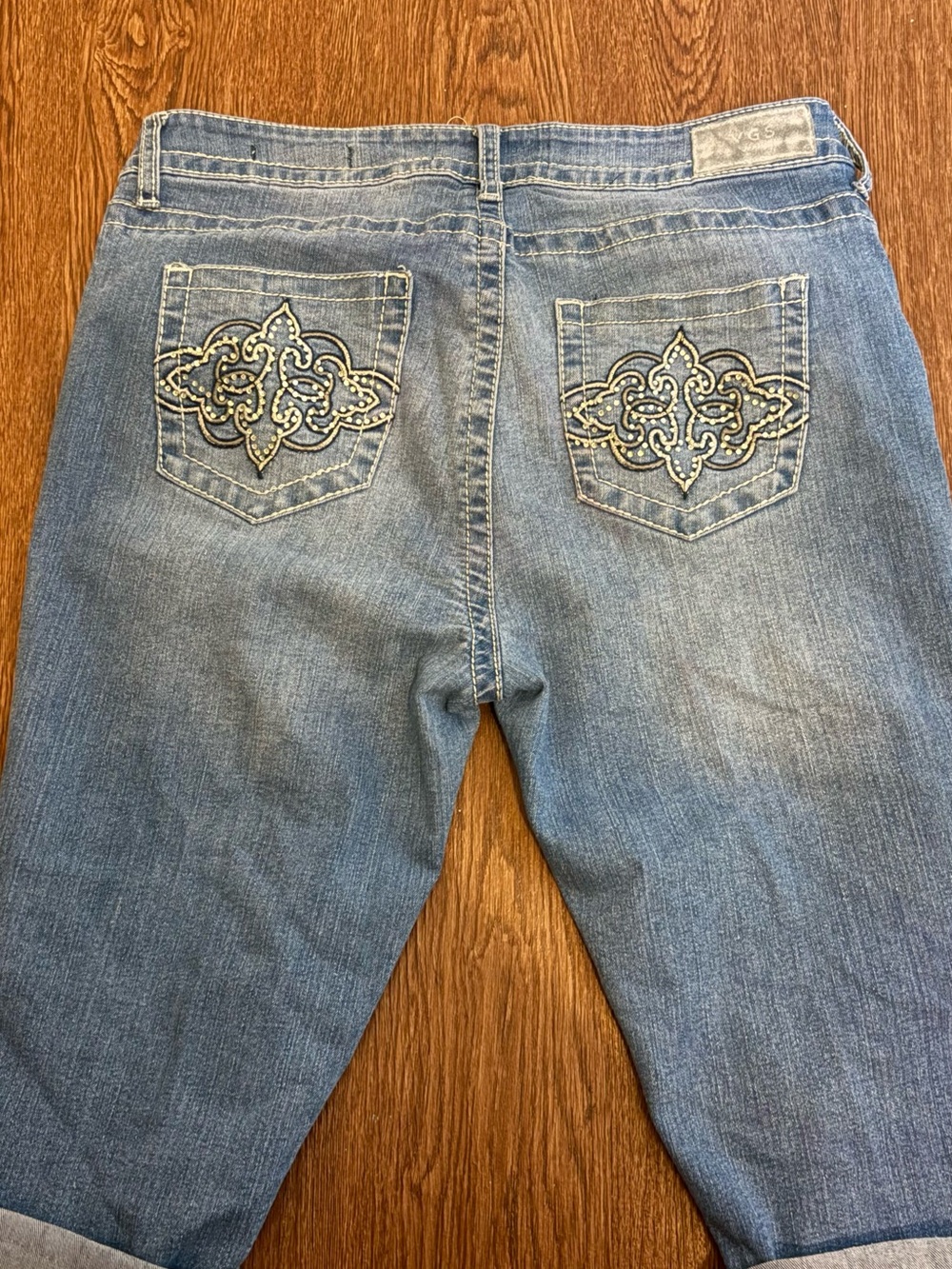 Women’s Blue Embroidered Back-Pocket Capri Jeans